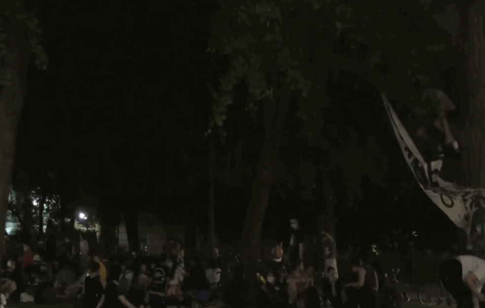 Demonstranati u Njujorku traže <span style='color:red;'><b>smanjenje budžeta</b></span> policije, kampujući ispred gradske kuće